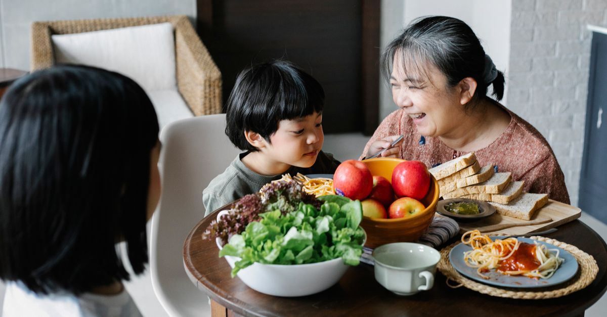 Chăm sóc bố mẹ hai bên: chia trách nhiệm sao cho công bằng?