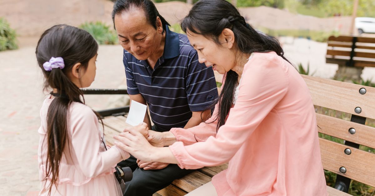 Khi hai bên gia đình không hợp nhau: vợ chồng nên làm gì?
