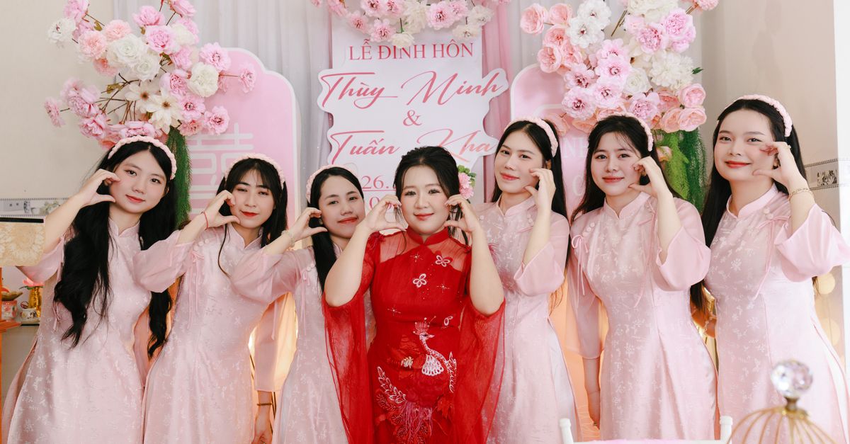 Đội bưng tráp và tục trả duyên (lì xì bưng tráp) là gì?