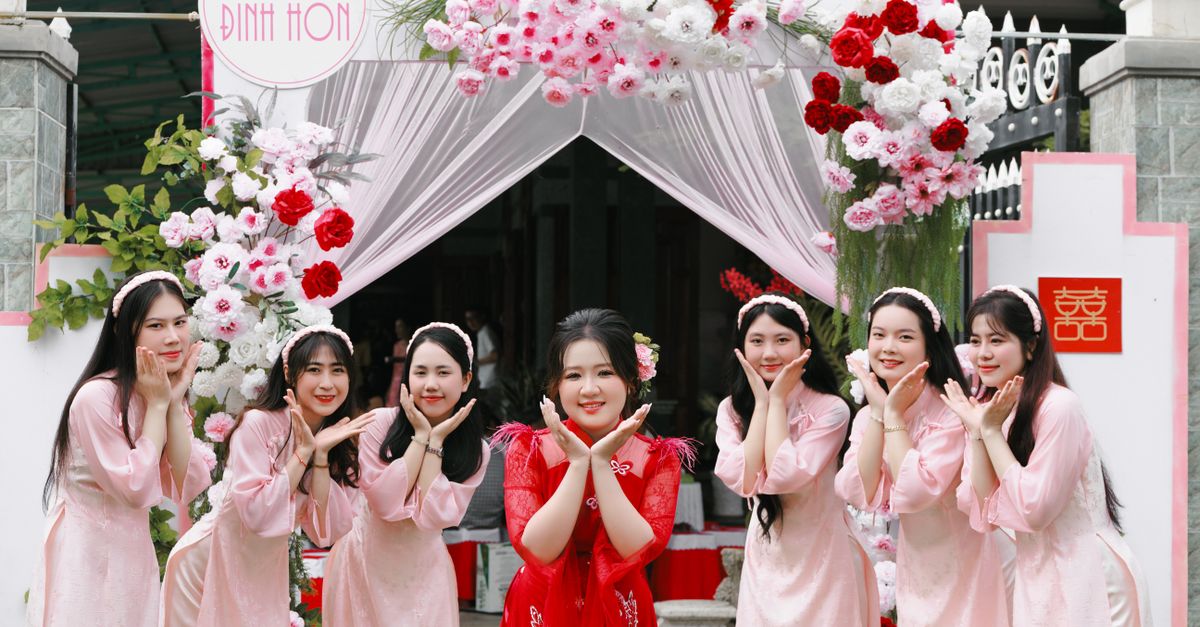 Đội bưng tráp và tục trả duyên (lì xì bưng tráp) là gì?