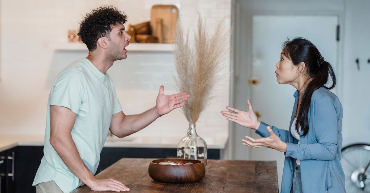 Vợ chồng cãi nhau có bị phạt tiền không? Sự thật về quy định